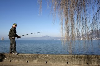 Un pêcheur au bord du Léman.